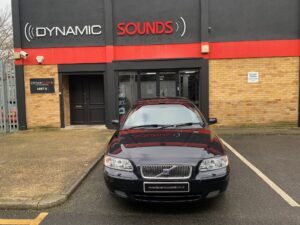 Volvo V70 2005 upgraded with Pioneer SPH-DA360DAB Wireless CarPlay stereo